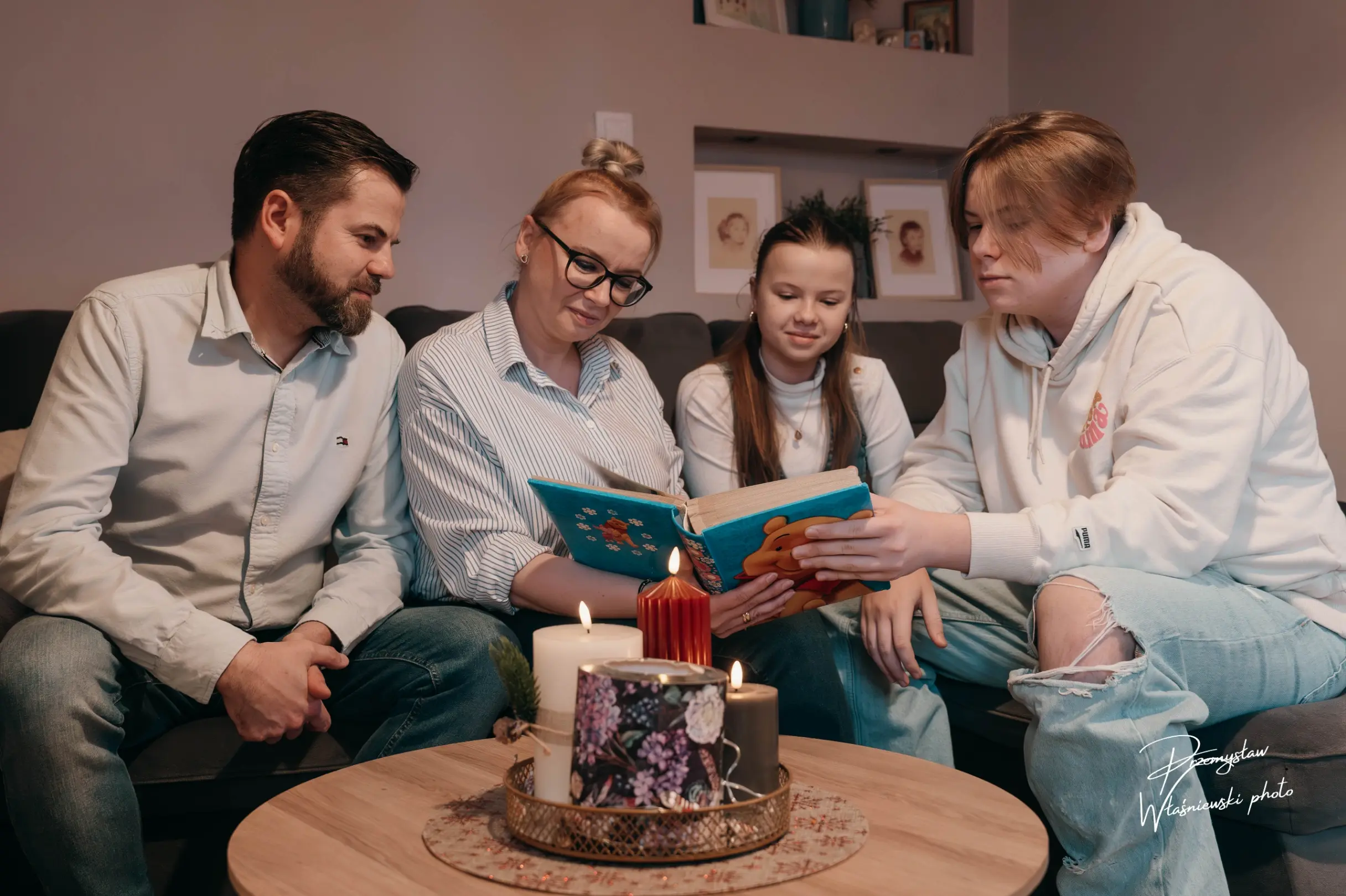 Rodzina podczas sesji zdjęciowej — spokojna stylizacja rodzinna